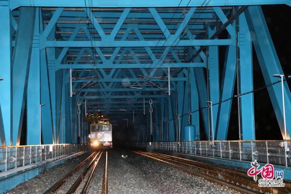 世界首座超千米公铁两用斜拉桥沪通铁路长江大桥开始架设接触网导线「组图」