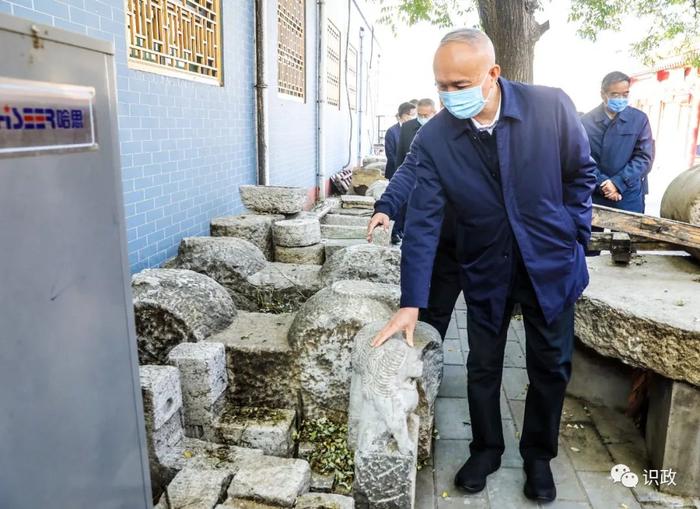 在漷县村察看石碑等老物件
