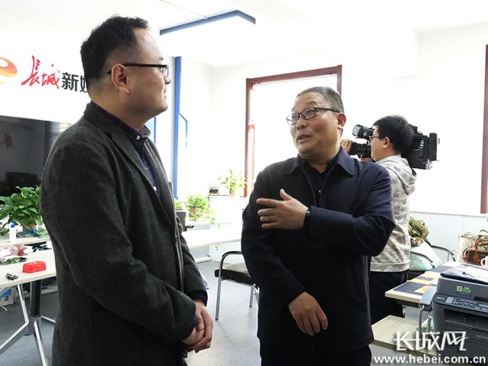 邢台市委常委、宣传部部长戎阳到长城新媒体集团邢台记者站调研指导工作。长城网记者 齐彦红 摄