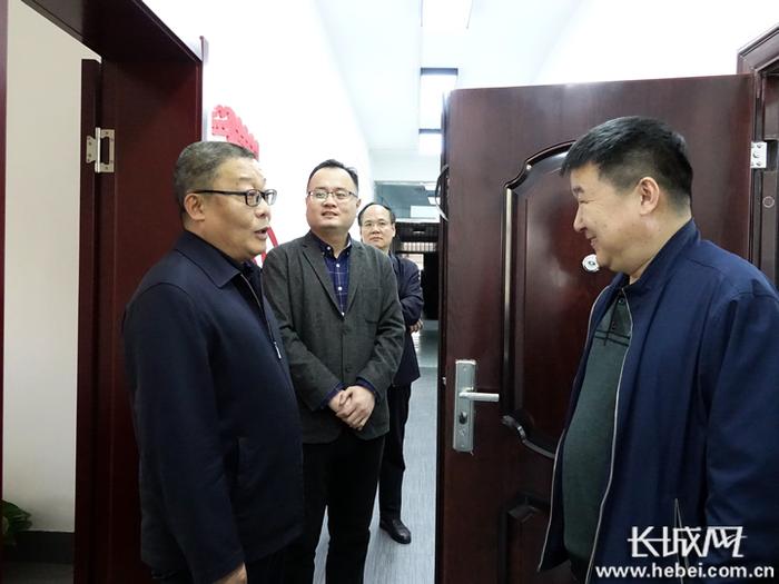 邢台市委常委、宣传部部长戎阳到长城新媒体集团邢台记者站调研指导工作。长城网记者 齐彦红 摄