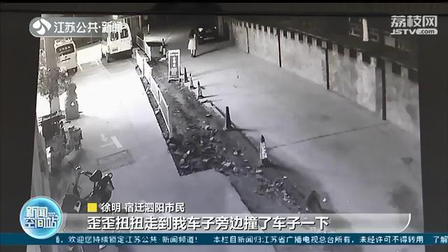 及时！女子深夜不慎落水 路人跳河紧急施救