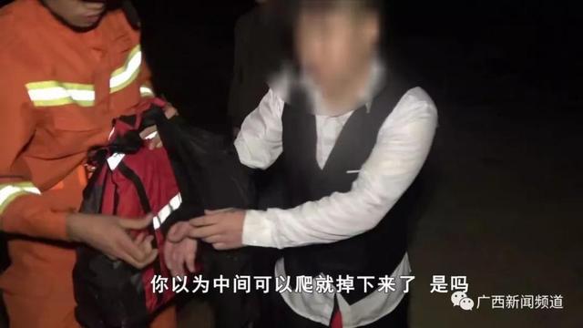 客车高速路夜晚追尾，男子下车后"没睡醒"，横穿桥面从20米高架桥上坠江