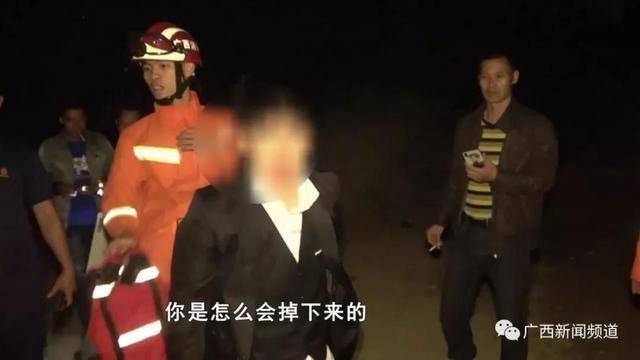 客车高速路夜晚追尾，男子下车后"没睡醒"，横穿桥面从20米高架桥上坠江