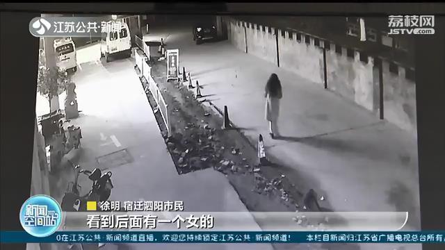 及时！女子深夜不慎落水 路人跳河紧急施救