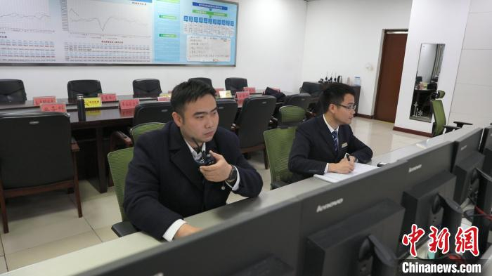 图为李志辉(左)与同事对设备设施情况进行盯控。南宁车站融媒体工作室供图