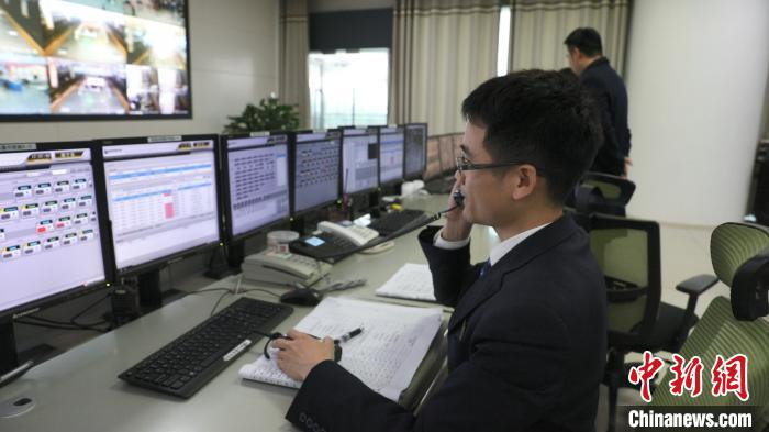 图为周佩彬电话向客运值班员下达指令。南宁车站融媒体工作室供图