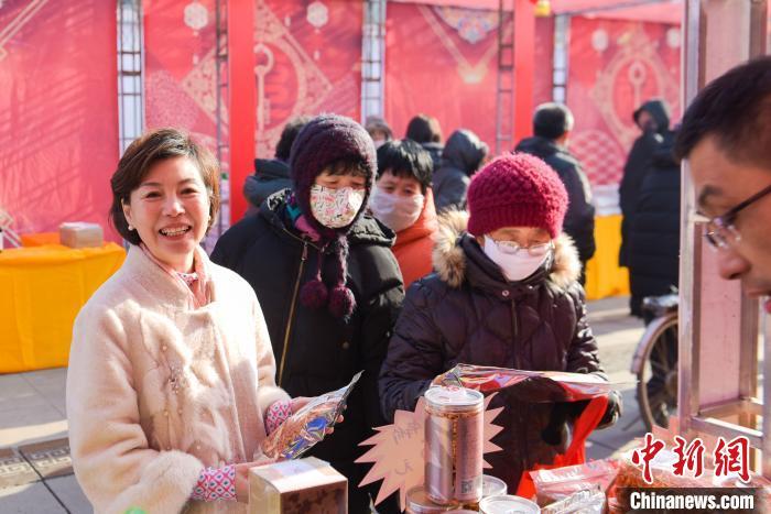 沈阳市民“淘宝”“最年味”盛京年货大集