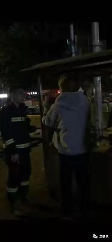 看哭！凌晨5点，周家坝街头一男子向消防员下跪！