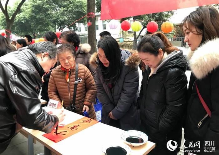 【新春走基层】成都锦江区借春联送祝福 普法宣传暖民心