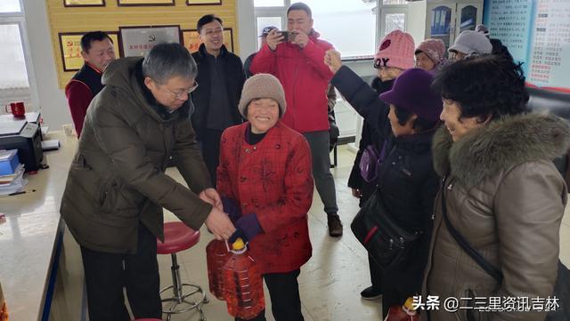 东北电力大学党委副书记李忱深入学校包保贫困村走访慰问贫困户和驻村扶贫工作人员