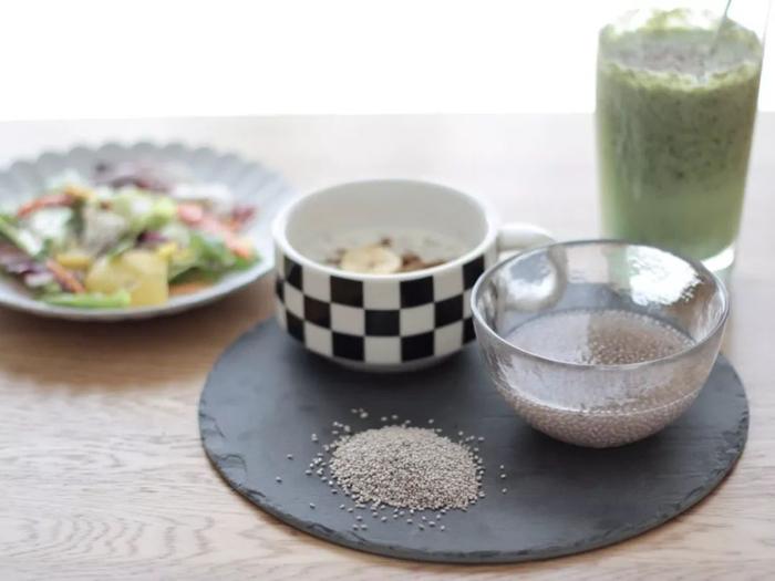 日本超强饱腹“代餐芝麻”，1天2勺，营养堪比牛奶6倍！