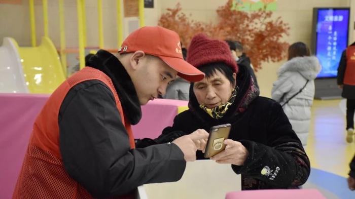 武汉一高校180名大学生志愿者在汉口火车站开展春运服务