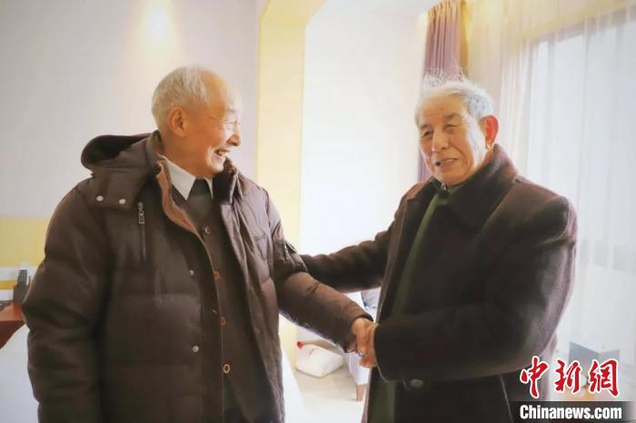 图为:老兵说:“今夜我们想促膝长谈。” 丁玲 摄