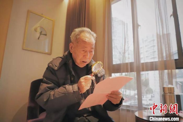 图为:老兵说:“我想找到你的名字。” 丁玲 摄