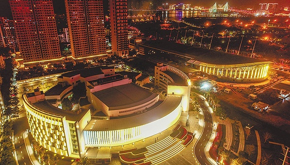 夜色中的海口湾演艺中心。图片来源:海南日报