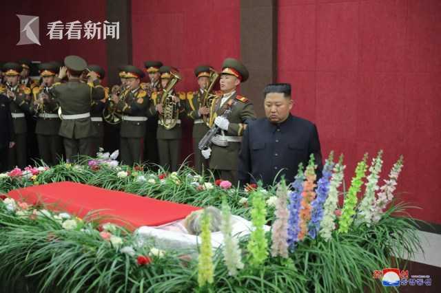 金正恩携妻吊唁抗日元老 5名高官遭免职 治丧委名单透露人事变动