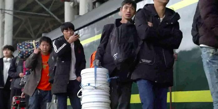 神秘的“提桶大军”又来了 桶里到底装了啥?