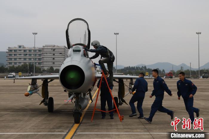 南部战区空军航空兵某旅举办强军成果展