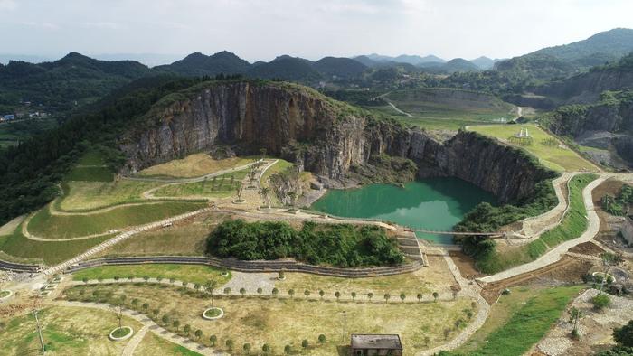 重庆渝北：大型废弃采矿区变身缤纷风景区