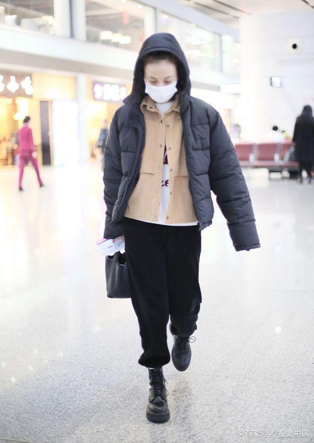 年近37岁的吴昕素颜出镜现身长沙机场，拎“便当袋”疾走很接地气