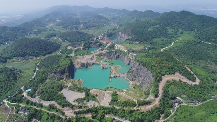 重庆渝北：大型废弃采矿区变身缤纷风景区