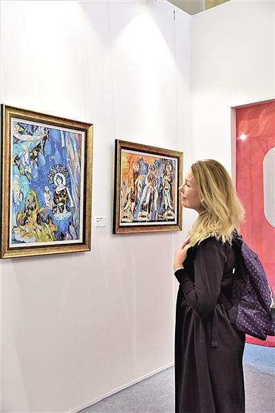 图为俄罗斯观众欣赏中国艺术作品。韩显阳供图