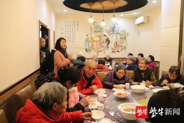 社区物业牵头“众筹”，红庙部分困难居民提前吃“年夜饭”