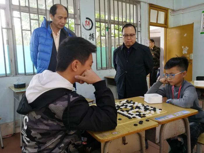 汕尾围棋升段定级赛收枰，廖桂永九段与冠军棋手车轮战