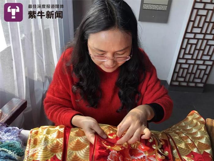 卢梅红在给女儿绣制嫁衣