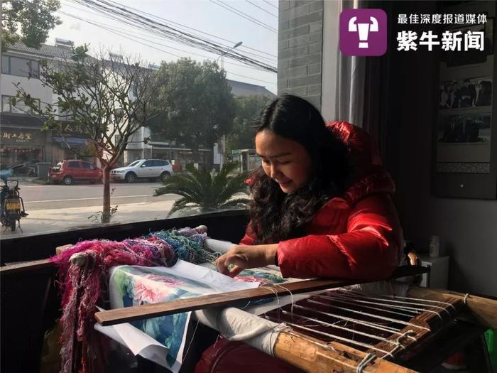 卢梅红在埋头刺绣