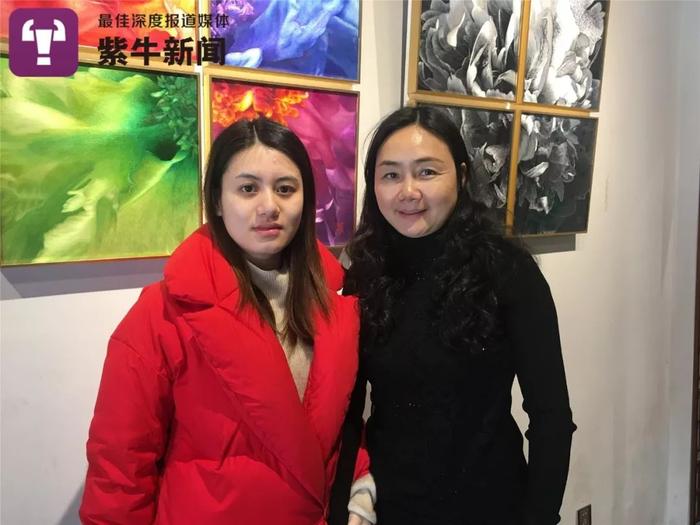 郁竹君挽着母亲卢梅红,母女情深