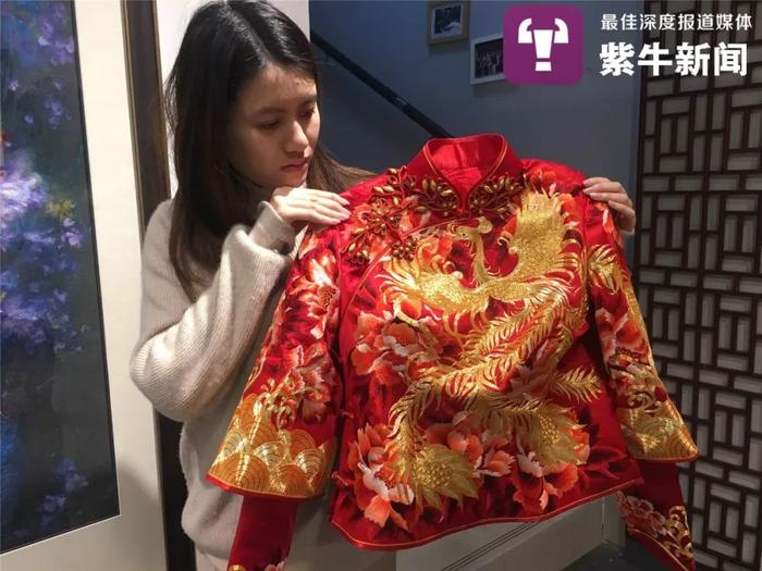 郁竹君端详着妈妈给自己做的嫁衣