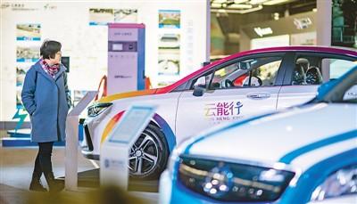 日前,新能源汽车下乡云南站活动启动仪式在昆明国际会展中心举行,来自北汽昆明分公司、东风云汽等企业参加了本次活动。图为前来参加活动的市民在现场参观。 新华社记者 江文耀摄