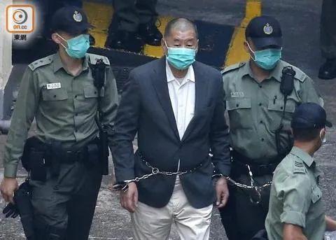 ▲黎智英身缠铁链(东网)