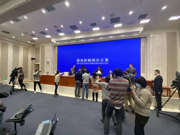 国新办发布会结束后,记者追访国家航天局副局长吴艳华(封面新闻记者代睿摄影)