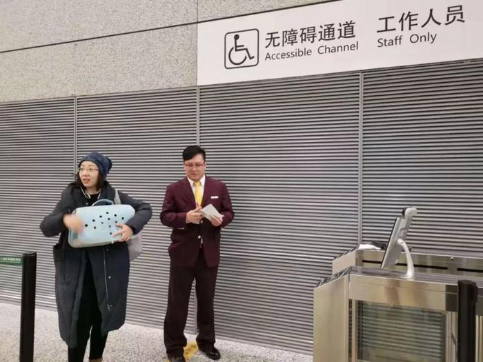 李女士带着小狸准备上飞机 / 记者陈亮 摄
