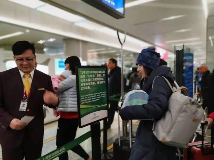 李女士带着小狸准备上飞机 / 记者陈亮 摄