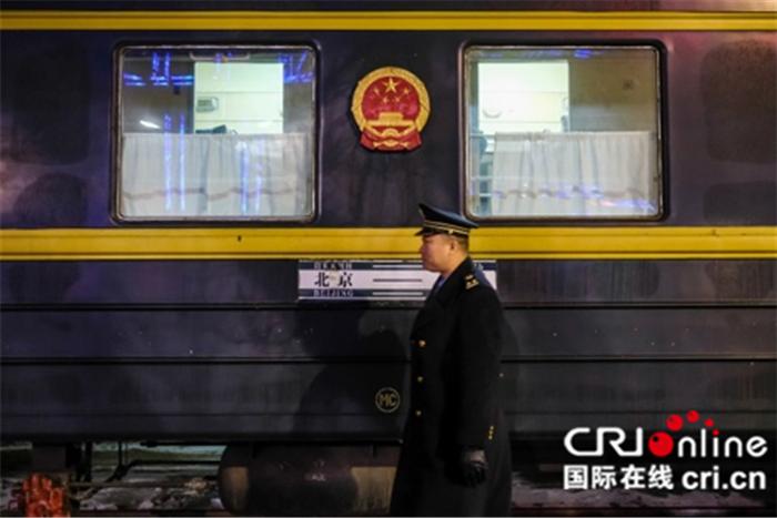列车长陈响从k3次列车前走过。摄影:沈湜