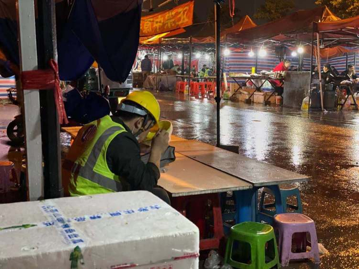 特斯拉上海超级工厂外部的深夜路边摊(图片来源:品玩)