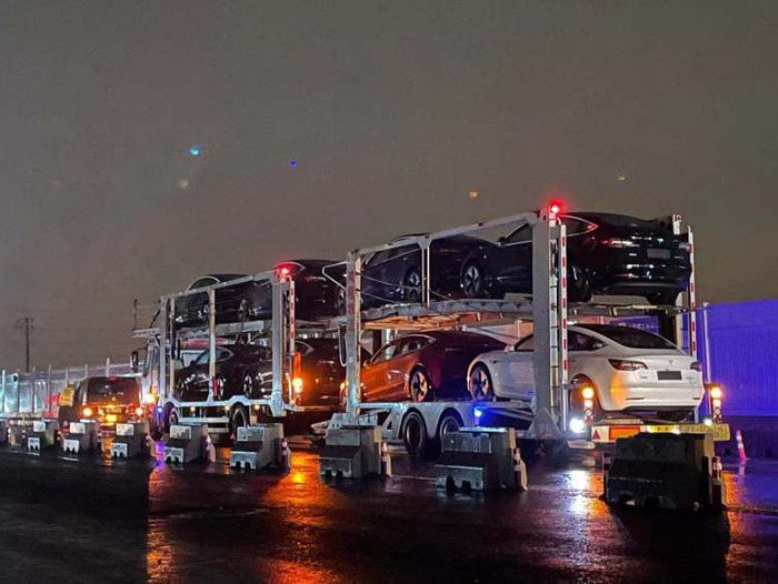 特斯拉上海超级工厂外,运送刚出厂新车的双层拖挂车(图片来源:品玩)