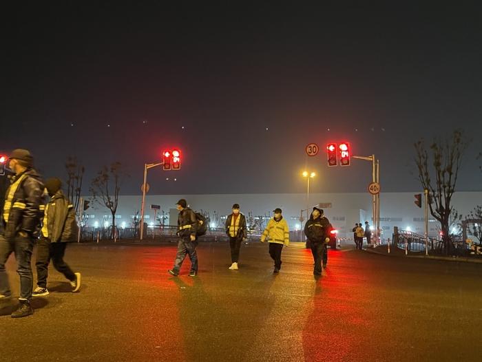 清晨五点,下夜班的特斯拉员工(图片来源:品玩)