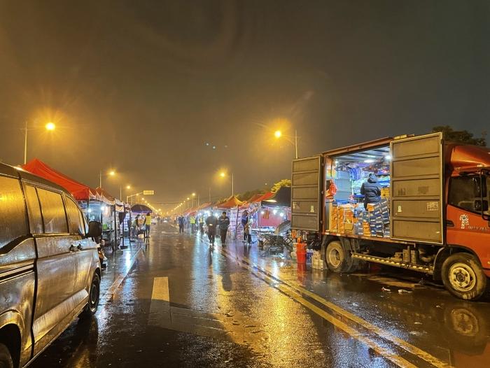 特斯拉超级工厂门口的简陋夜市(图片来源:品玩)