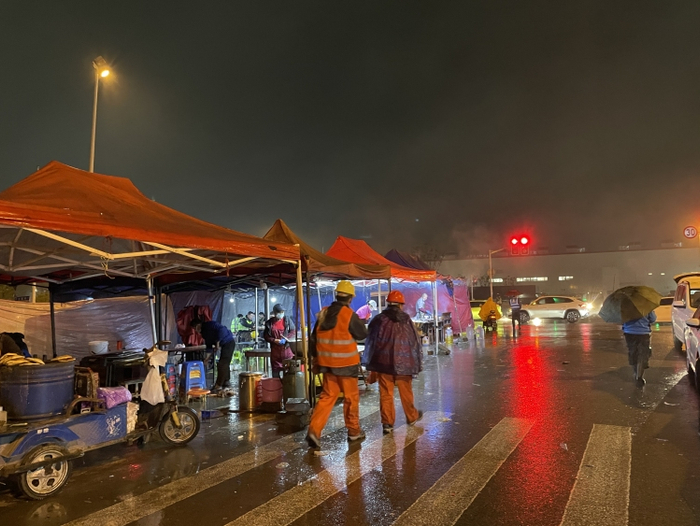 特斯拉超级工厂门口的简陋夜市(图片来源:品玩)