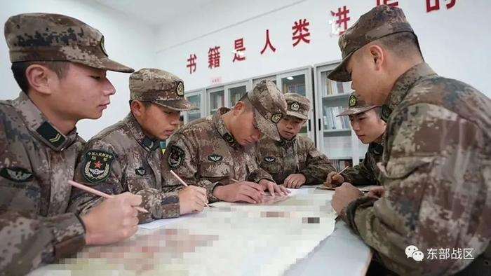 ▲王国震正在进行军事地形学科目教学。