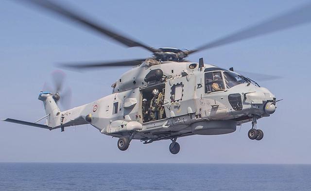 一架法国海军的NH90直升机