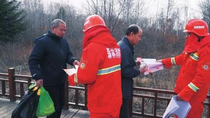 长白山保护中心工作人员发放森林禁火宣传单