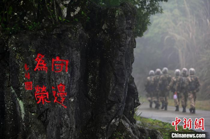 图为官兵们在边境一线巡逻执勤。 俞靖 摄