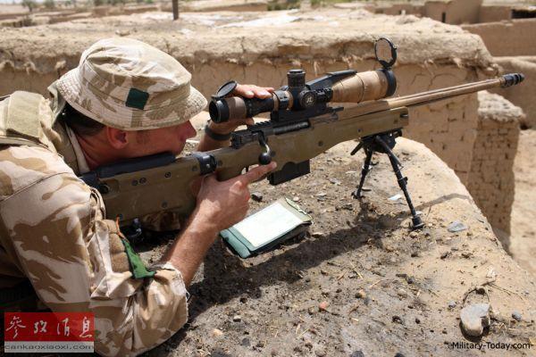 资料图片:L115A3前端可以使用可调式两脚架,便于射手(狙击手)以预备姿势瞄准目标。(今日军事网站)