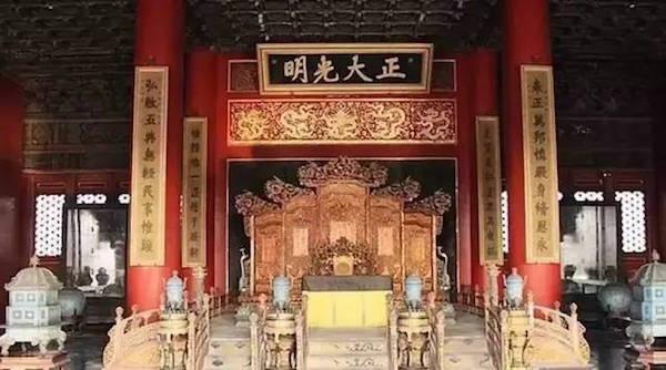乾清宫内景,柱上可见两组对联