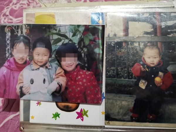 左边是小虎幼时在河南生活的照片,右边是小虎被拐前的照片。 本文图片均为澎湃新闻记者 戴越 图